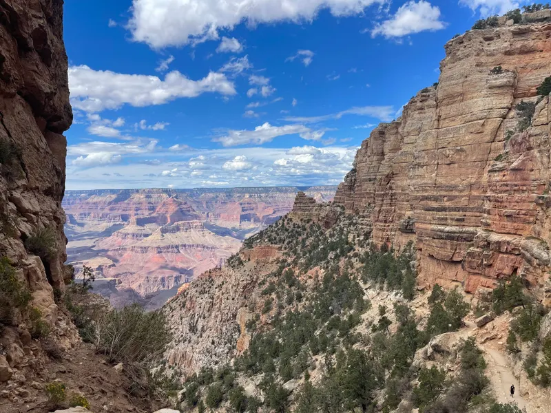 A Grand Canyon rétegzett sziklafalai