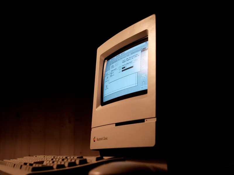Régi Macintosh Classic számítógép sötét háttér előtt