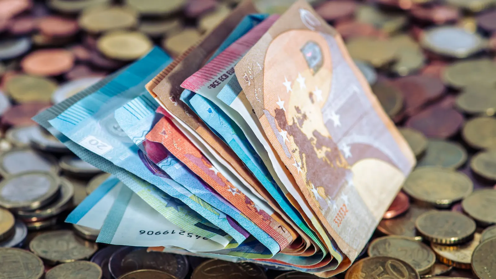 Euróbankjegyek és -érmék egy asztalon
