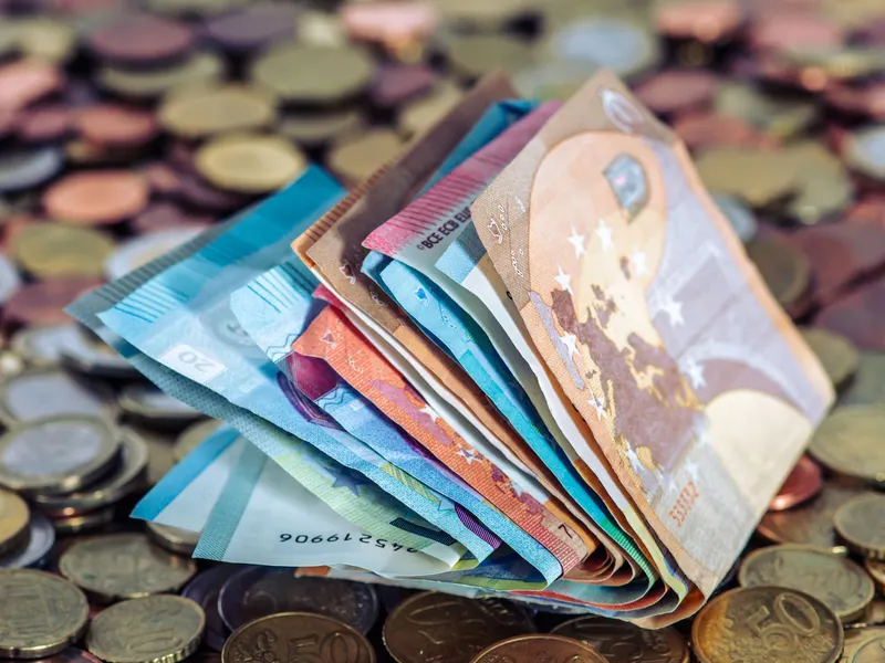Euróbankjegyek és -érmék egy asztalon